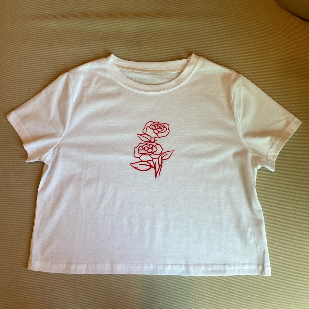 Oversized cropped white t-shirt with red roses Size Small NWOT